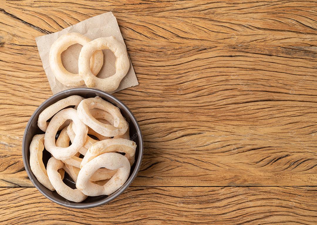 Polvilho brasileiro tradicional ou biscoito de amido em uma tigela sobre
