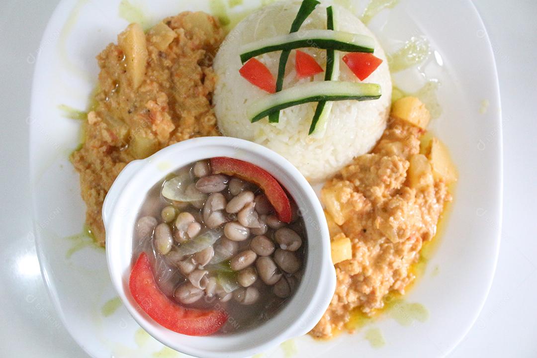 Prato de comida arroz feijão