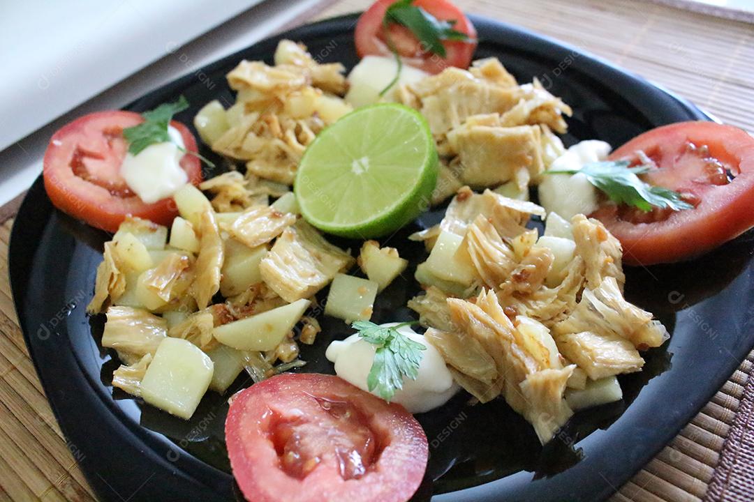 Prato de comida frango salada tomate