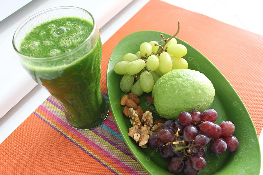 Comida frutas acompanhado suco verde