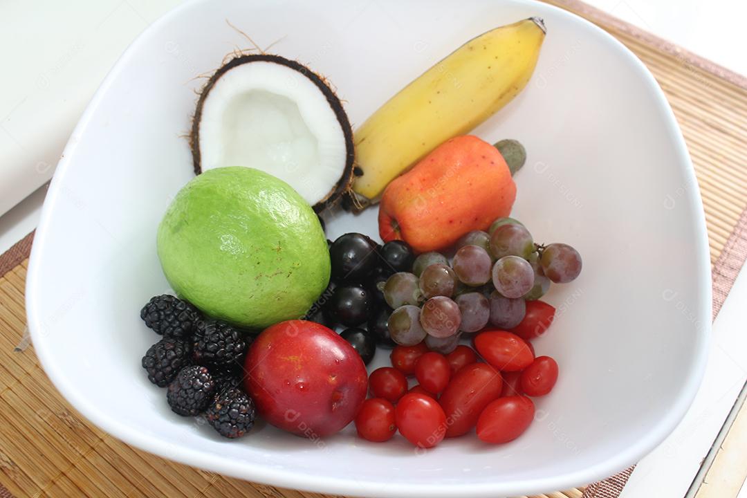 Comida sobre uma vasilha de frutas