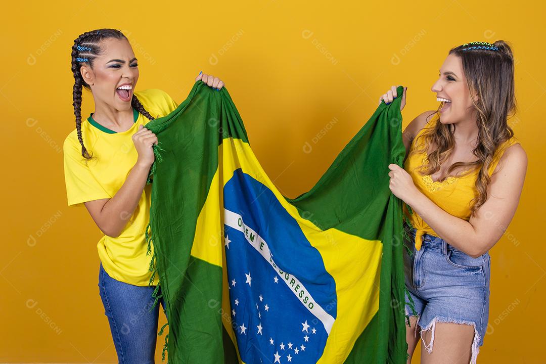 Duas torcedoras do Brasil comemorando no backgrou amarelo