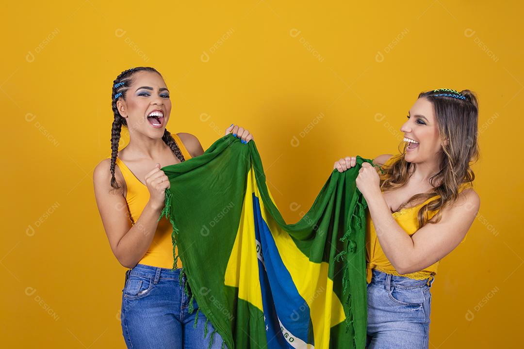 Duas torcedoras do Brasil comemorando no backgrou amarelo