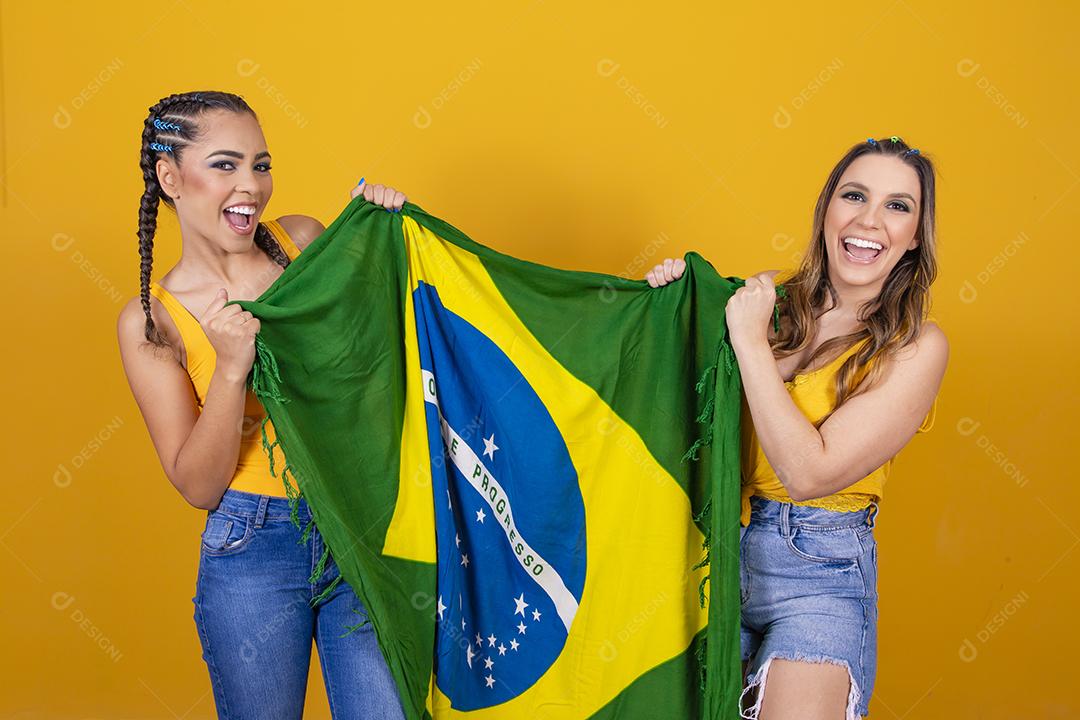 Duas torcedoras do Brasil comemorando no backgrou amarelo