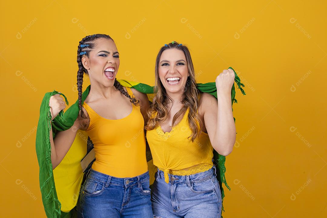 Duas torcedoras do Brasil comemorando no backgrou amarelo