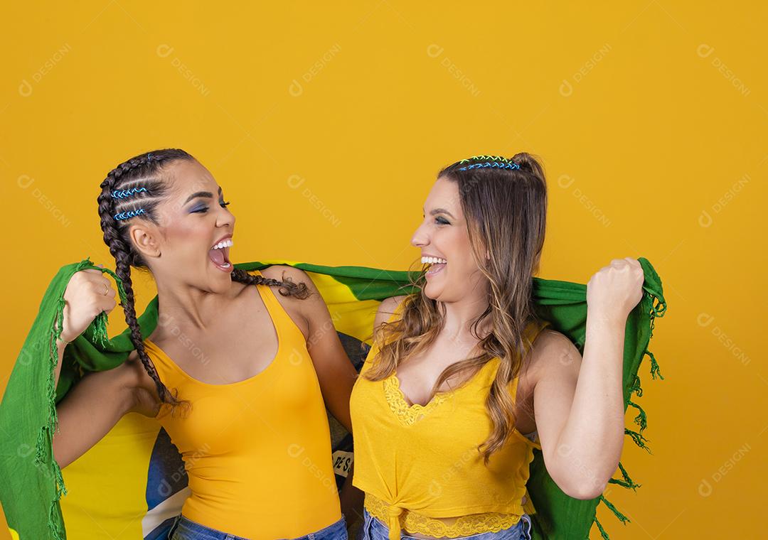 Duas torcedoras do Brasil comemorando no backgrou amarelo