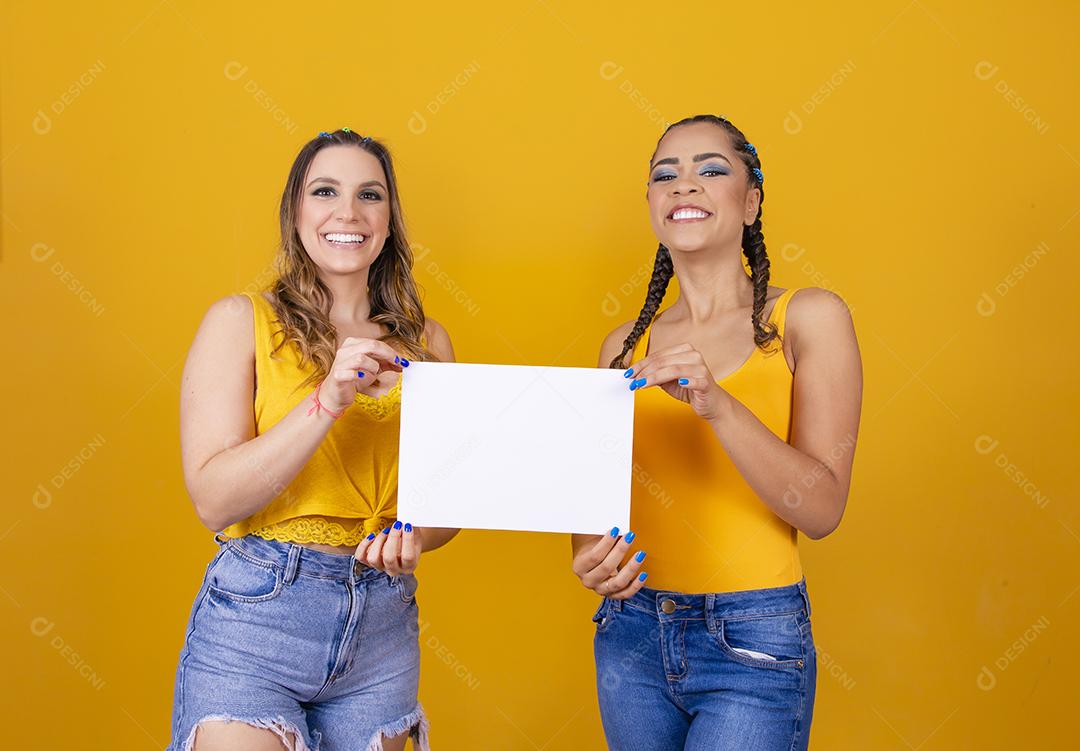 duas amigas líderes de torcida brasileiras com um outdoor em branco