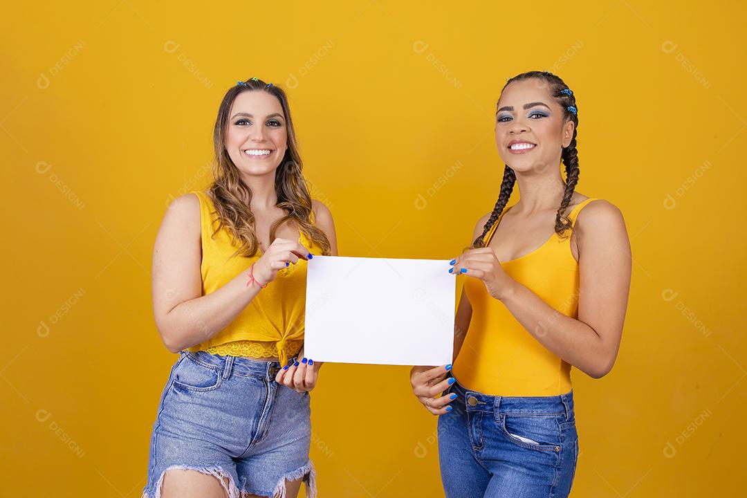 duas amigas líderes de torcida brasileiras com um outdoor em branco