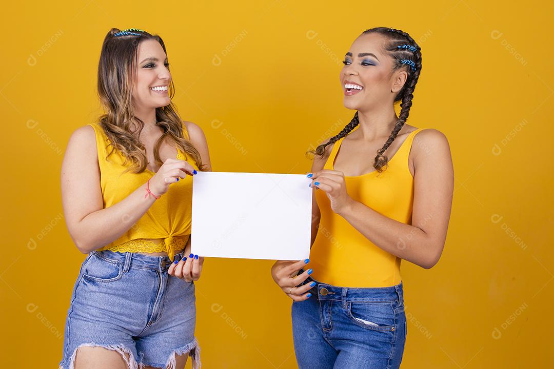 duas amigas líderes de torcida brasileiras com um outdoor em branco