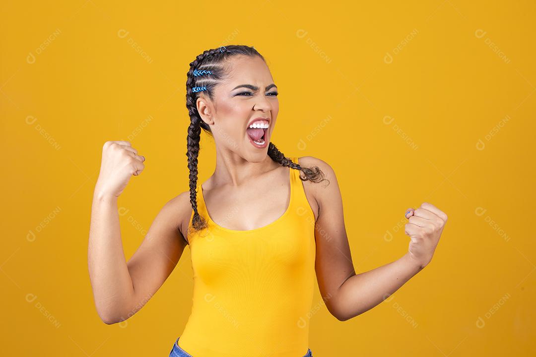 linda líder de torcida brasileira com penteado trançado e cor