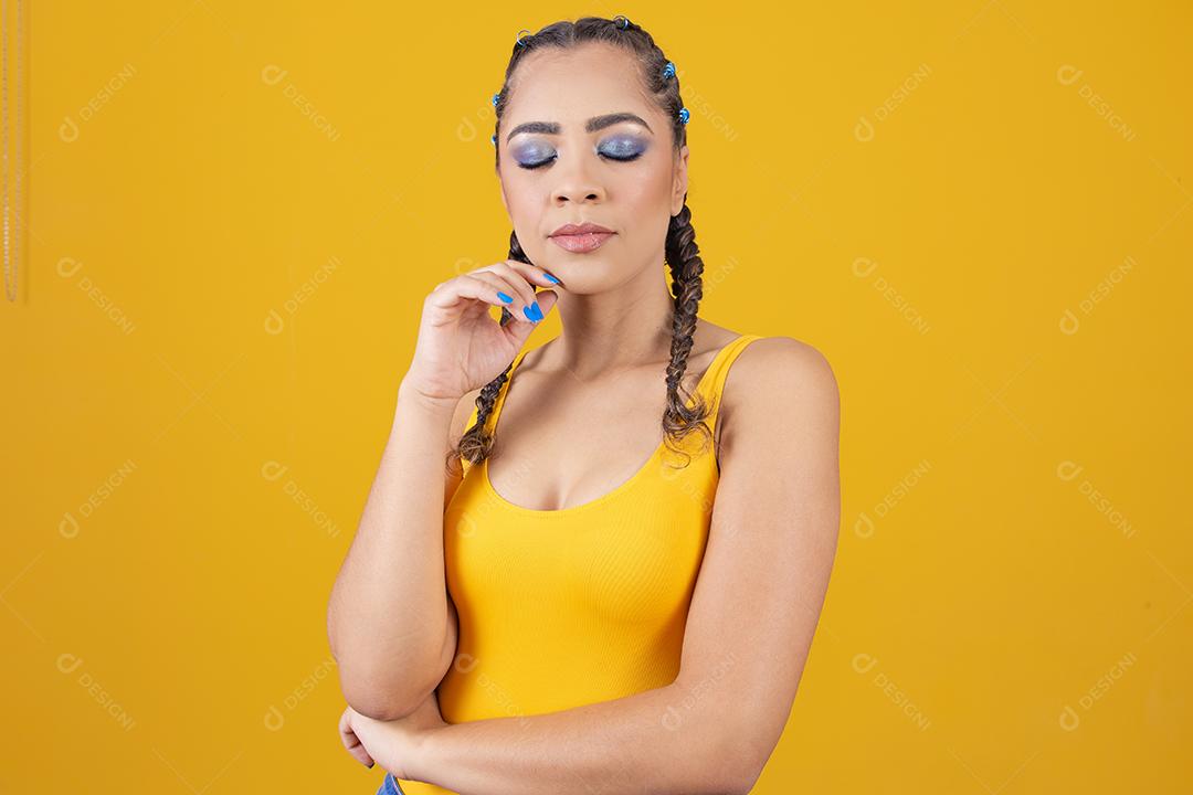 linda líder de torcida brasileira com penteado trançado e cor