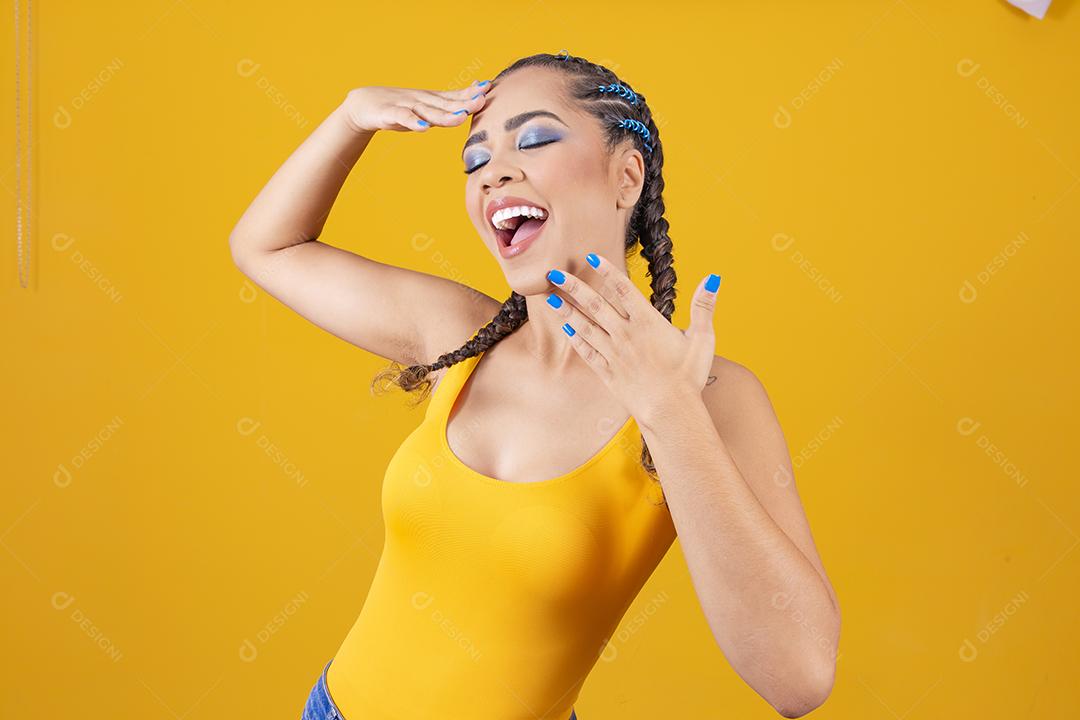 linda líder de torcida brasileira com penteado trançado e cor