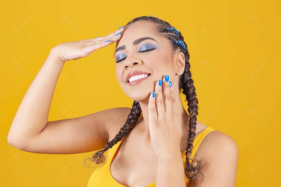 linda líder de torcida brasileira com penteado trançado e cor