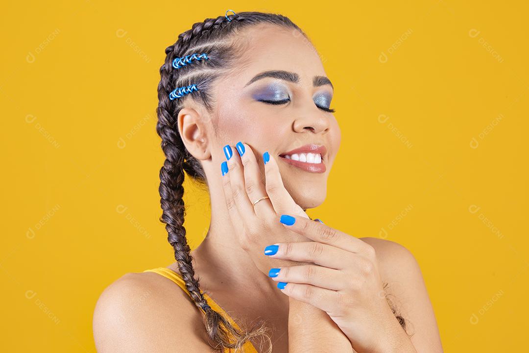linda líder de torcida brasileira com penteado trançado e cor