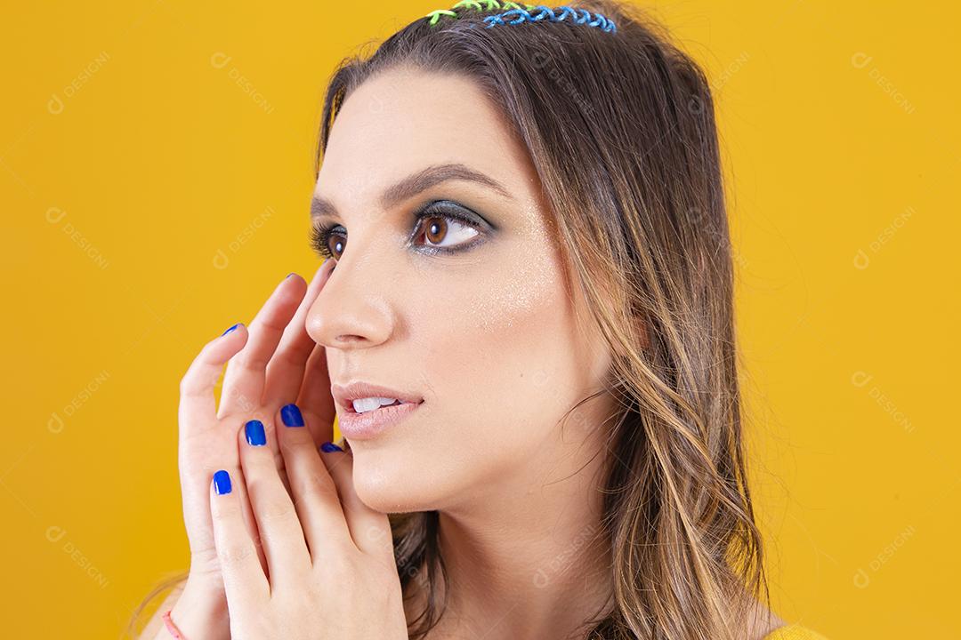 linda líder de torcida brasileira com penteado trançado e cor