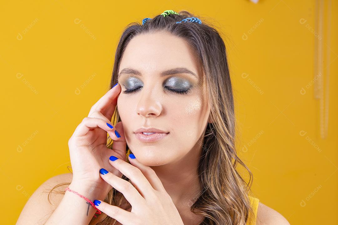 linda líder de torcida brasileira com penteado trançado e cor