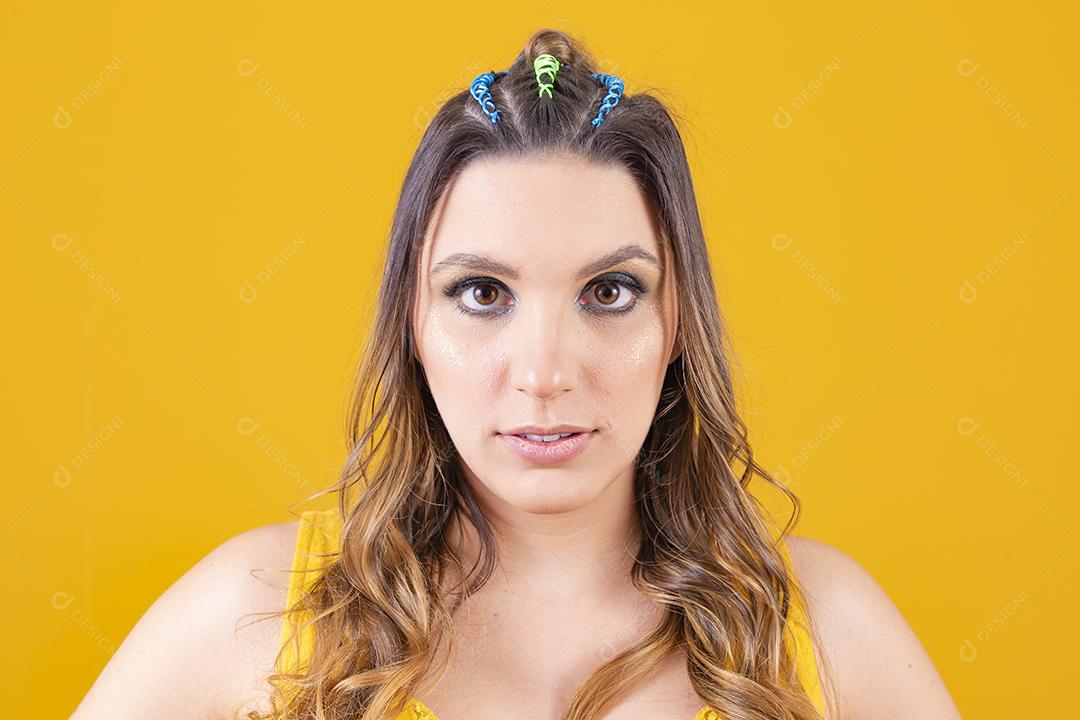 linda líder de torcida brasileira com penteado trançado e cor