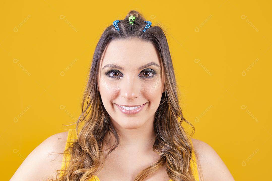 linda líder de torcida brasileira com penteado trançado e cor