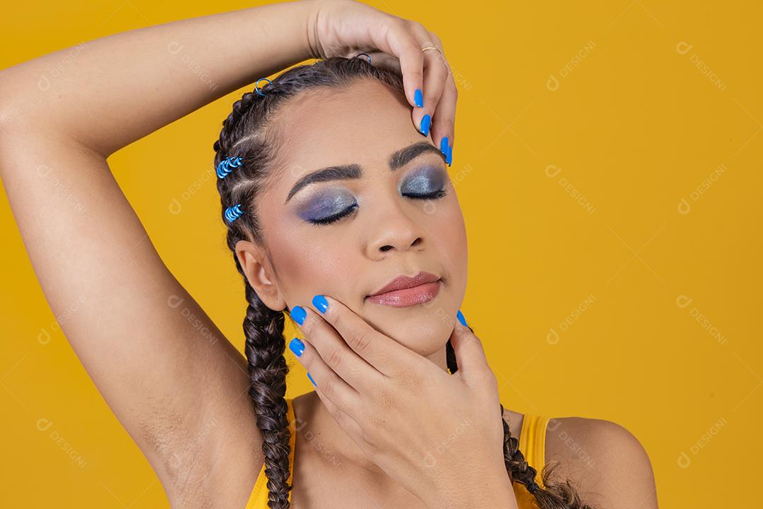 linda líder de torcida brasileira com penteado trançado e cor