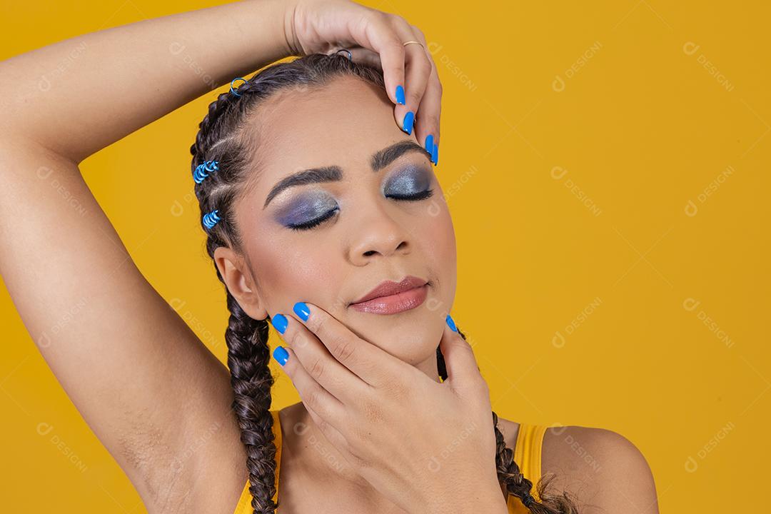 linda líder de torcida brasileira com penteado trançado e cor