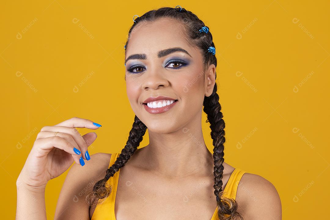 linda líder de torcida brasileira com penteado trançado e cor