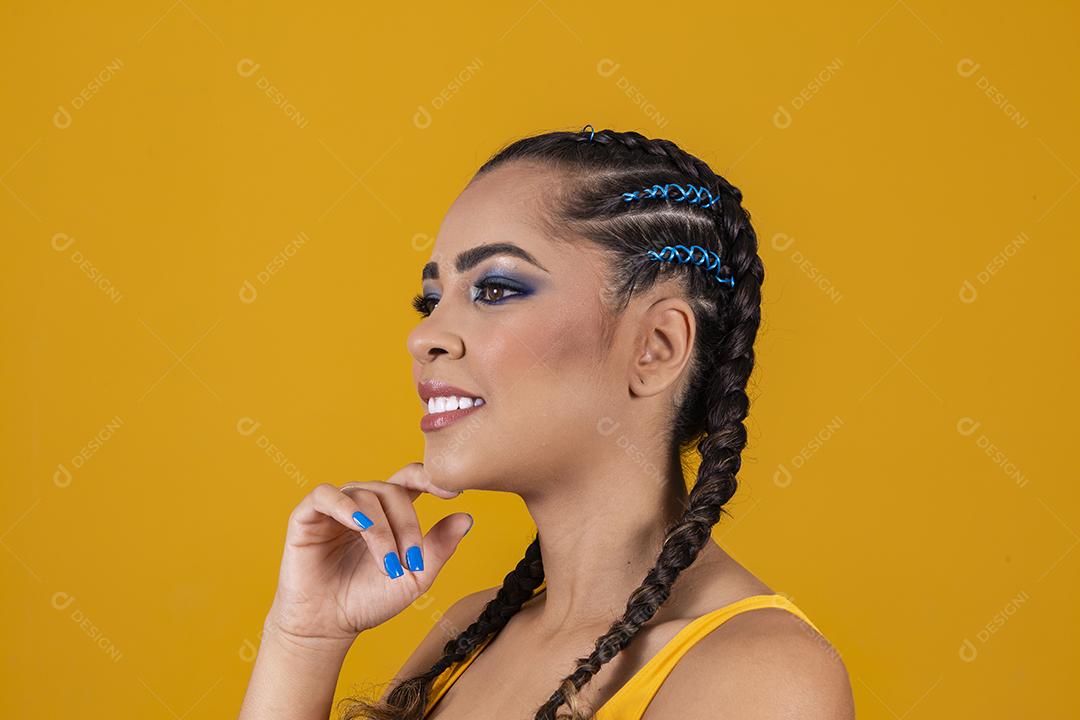 linda líder de torcida brasileira com penteado trançado e cor