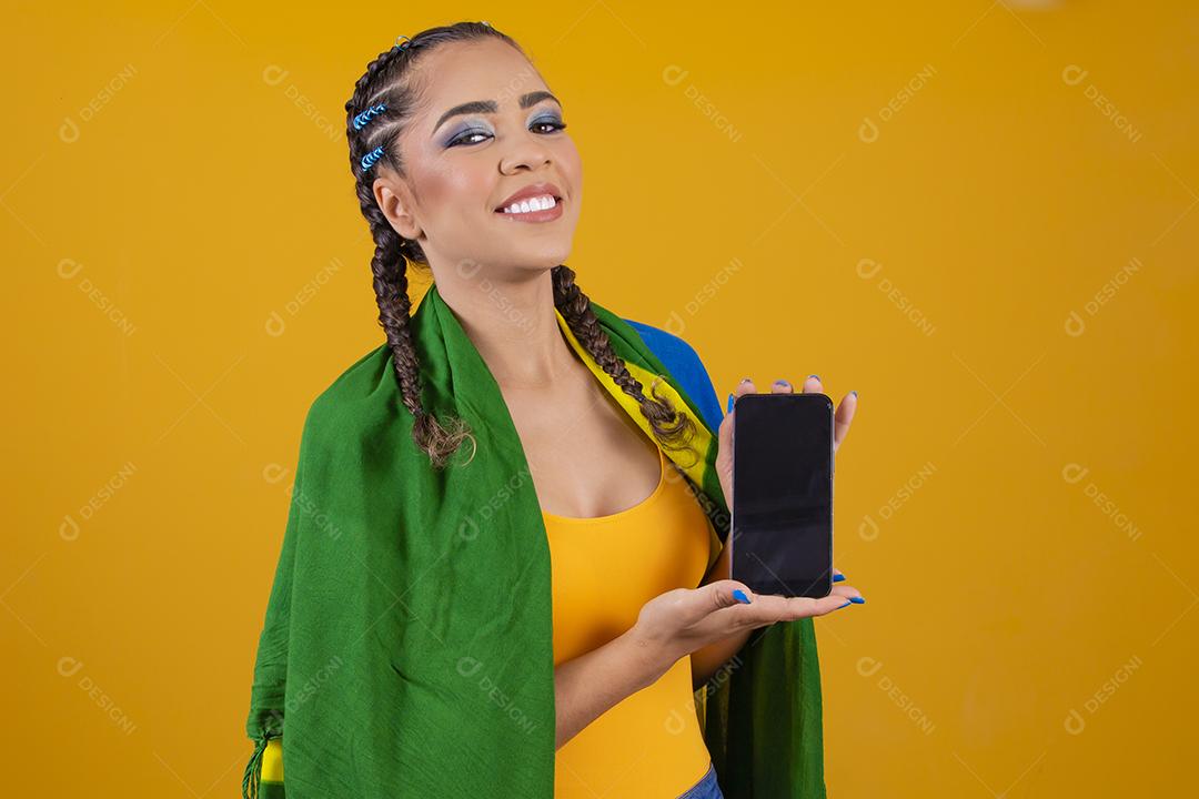 Fã brasileiro. retrato, fã brasileira mostrando seu celular