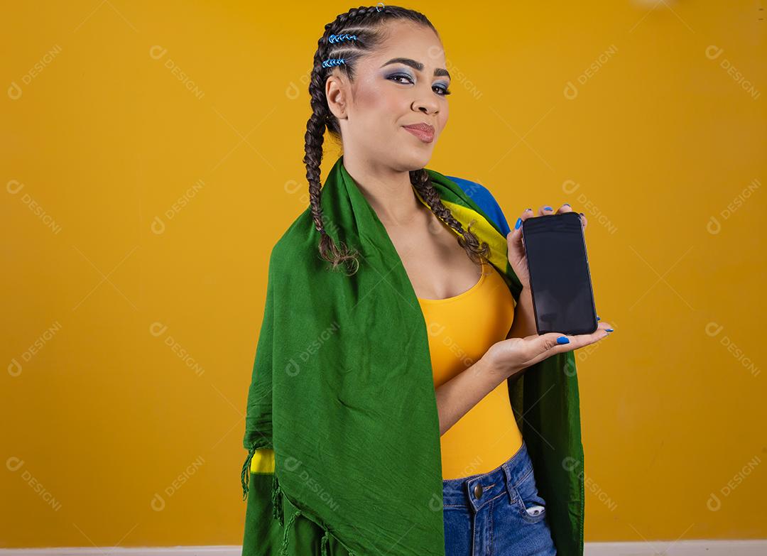 Fã brasileiro. retrato, fã brasileira mostrando seu celular