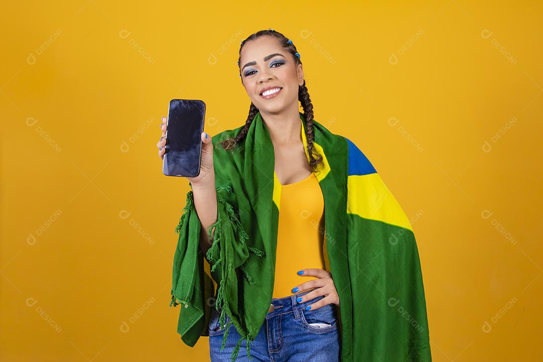 Fã brasileiro. retrato, fã brasileira mostrando seu celular