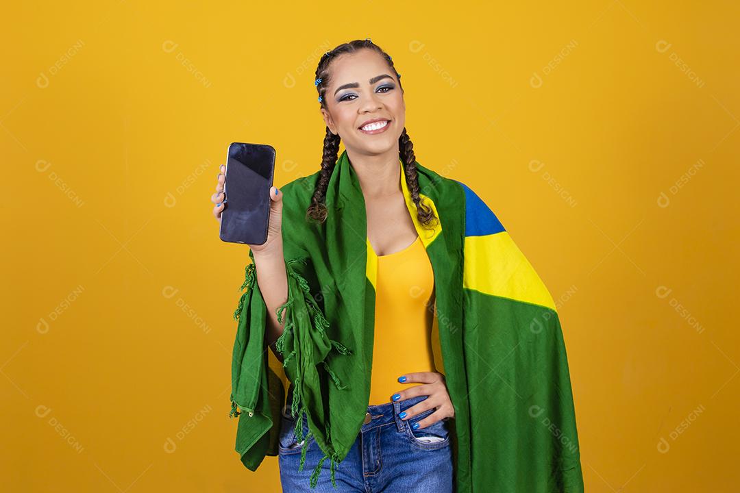 Fã brasileiro. retrato, fã brasileira mostrando seu celular