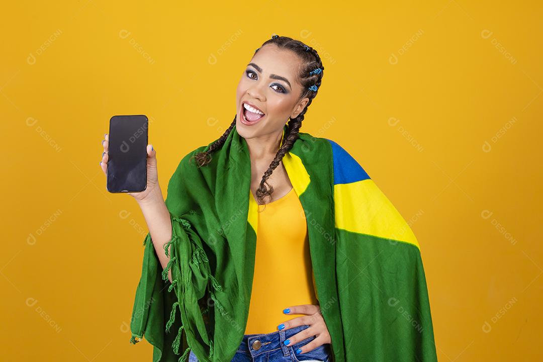 Fã brasileiro. retrato, fã brasileira mostrando seu celular