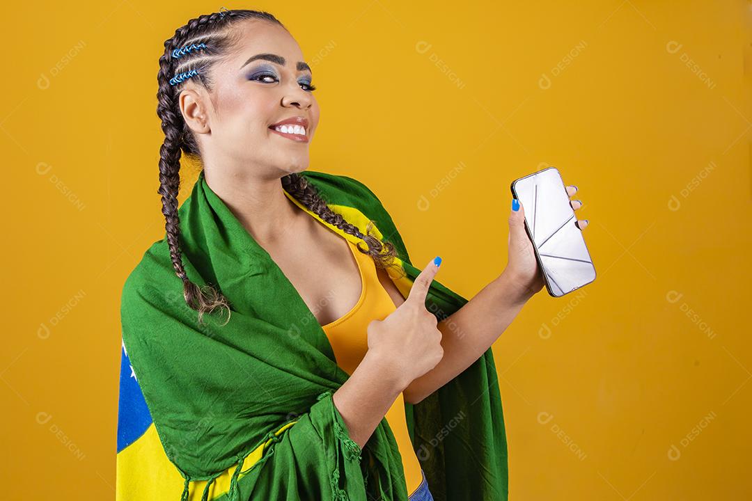 Fã brasileiro. retrato, fã brasileira mostrando seu celular