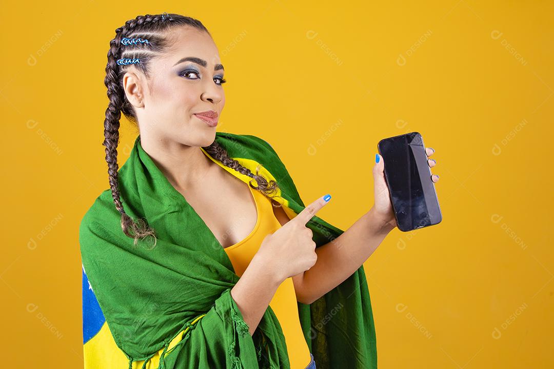 Fã brasileiro. retrato, fã brasileira mostrando seu celular