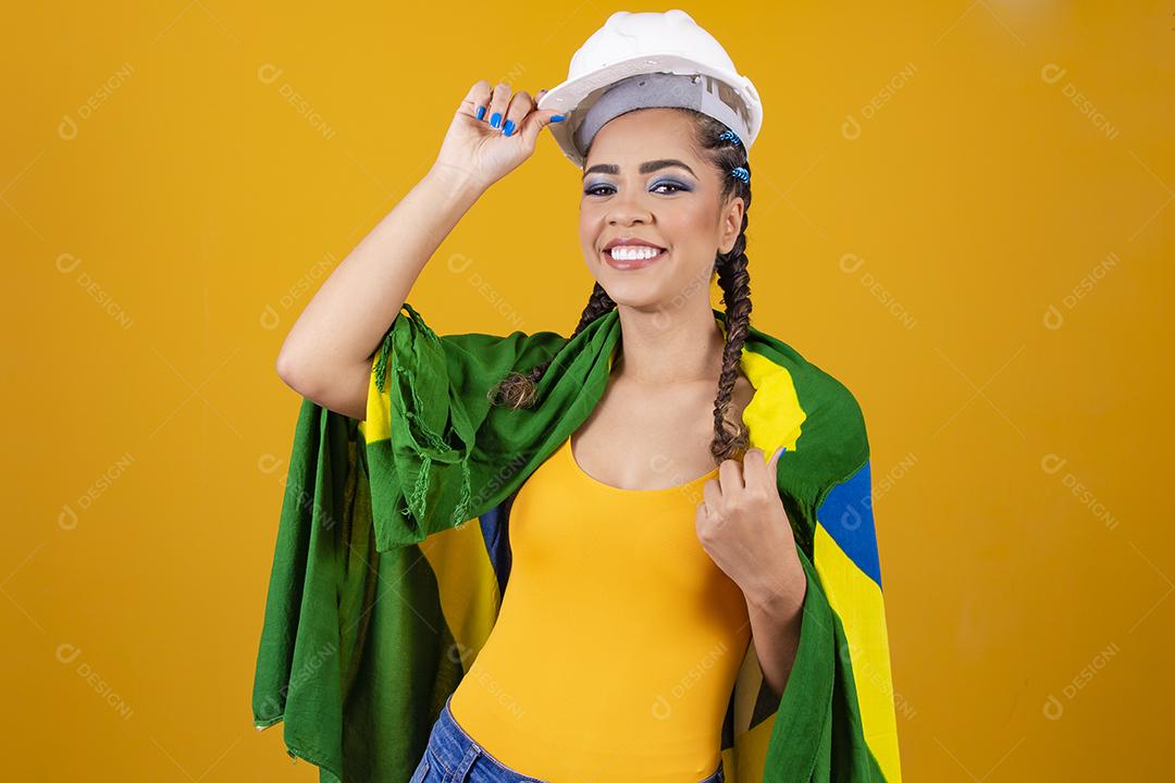 jovem engenheira brasileira com roupas brasileiras e bandeira.
