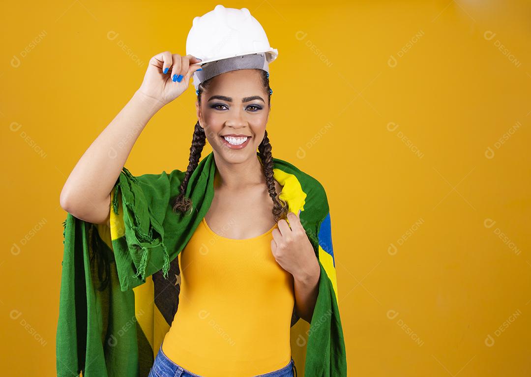 jovem engenheira brasileira com roupas brasileiras e bandeira.