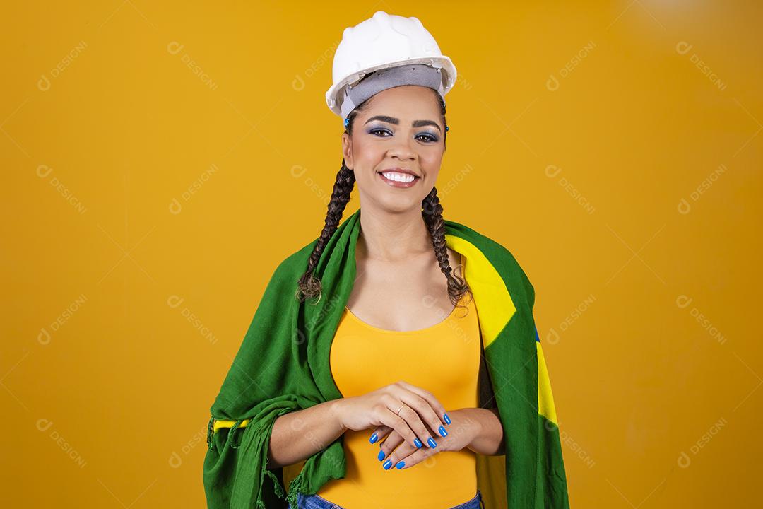 jovem engenheira brasileira com roupas brasileiras e bandeira.
