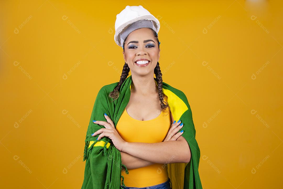 jovem engenheira brasileira com roupas brasileiras e bandeira.