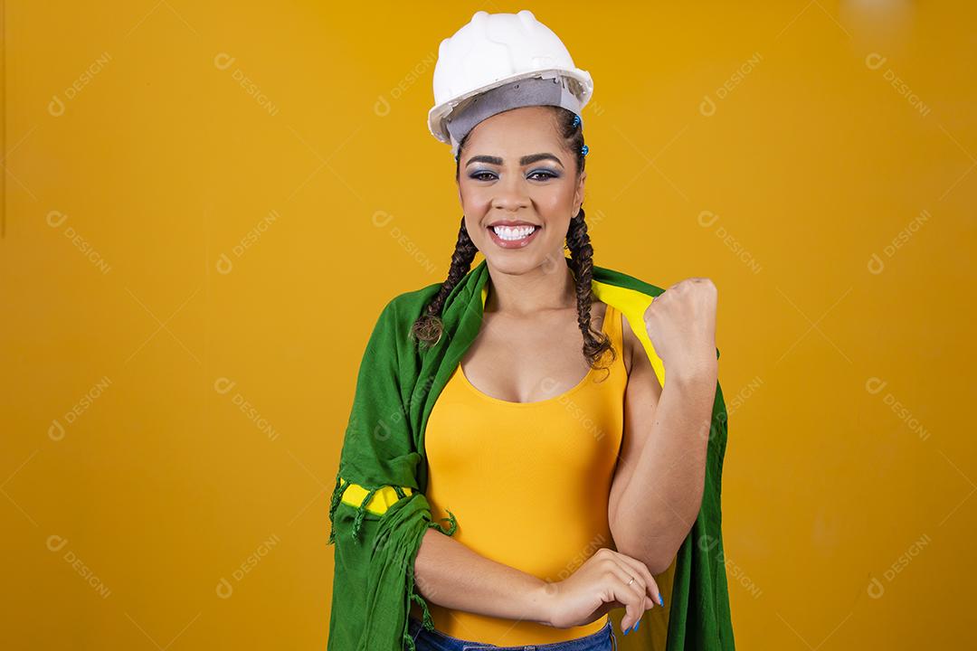jovem engenheira brasileira com roupas brasileiras e bandeira.
