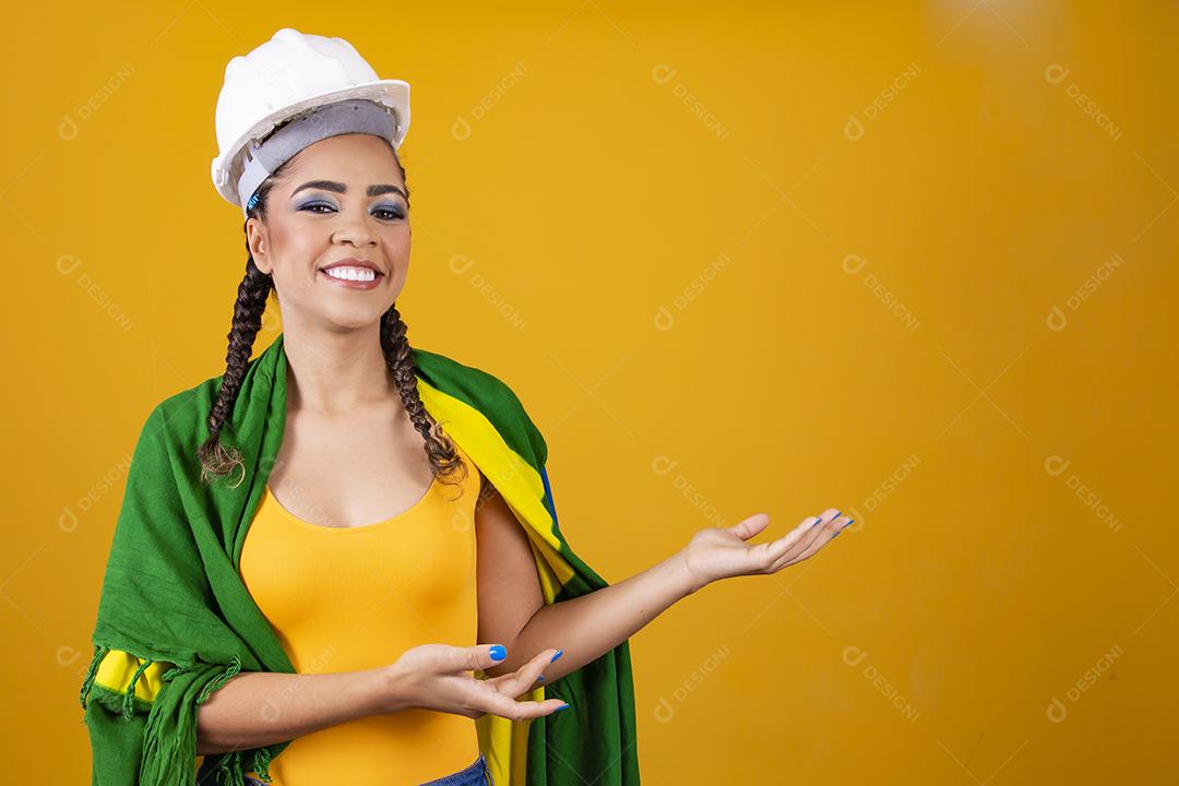 jovem engenheira brasileira com roupas brasileiras e bandeira.