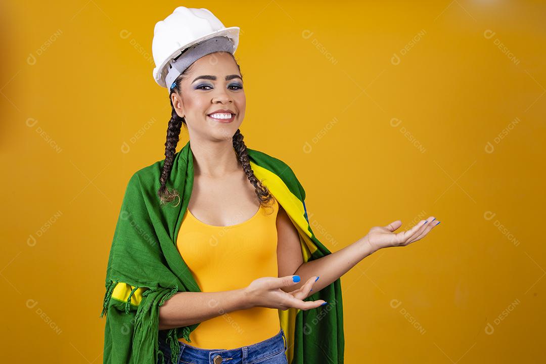 jovem engenheira brasileira com roupas brasileiras e bandeira.