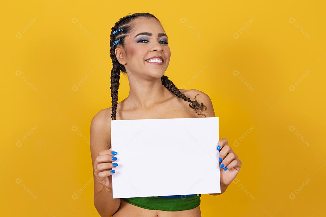 líder de torcida afro brasileira segurando um cartaz em branco com livre