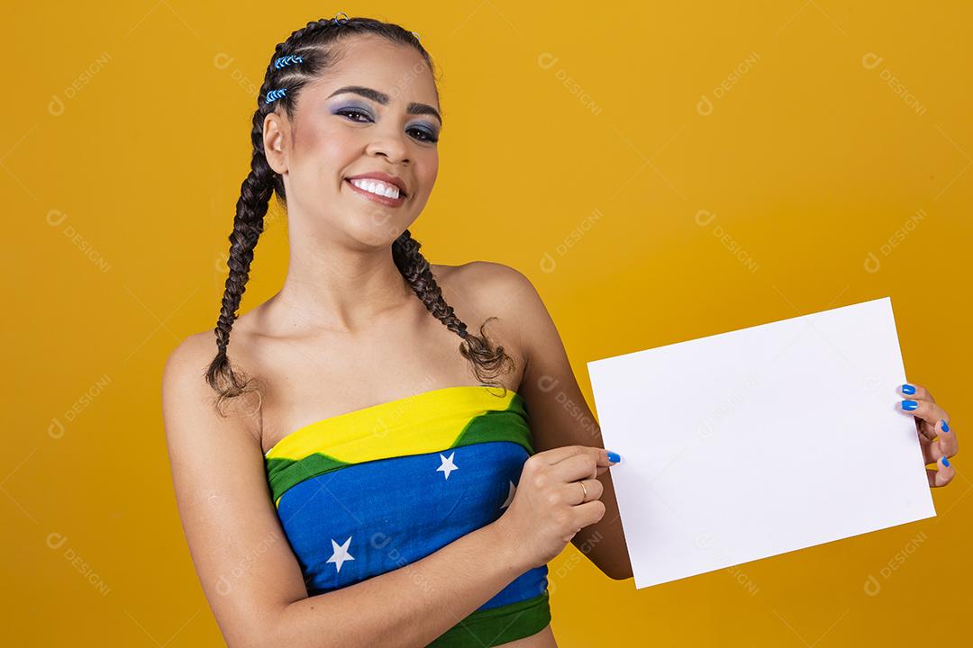 líder de torcida afro brasileira segurando um cartaz em branco com livre