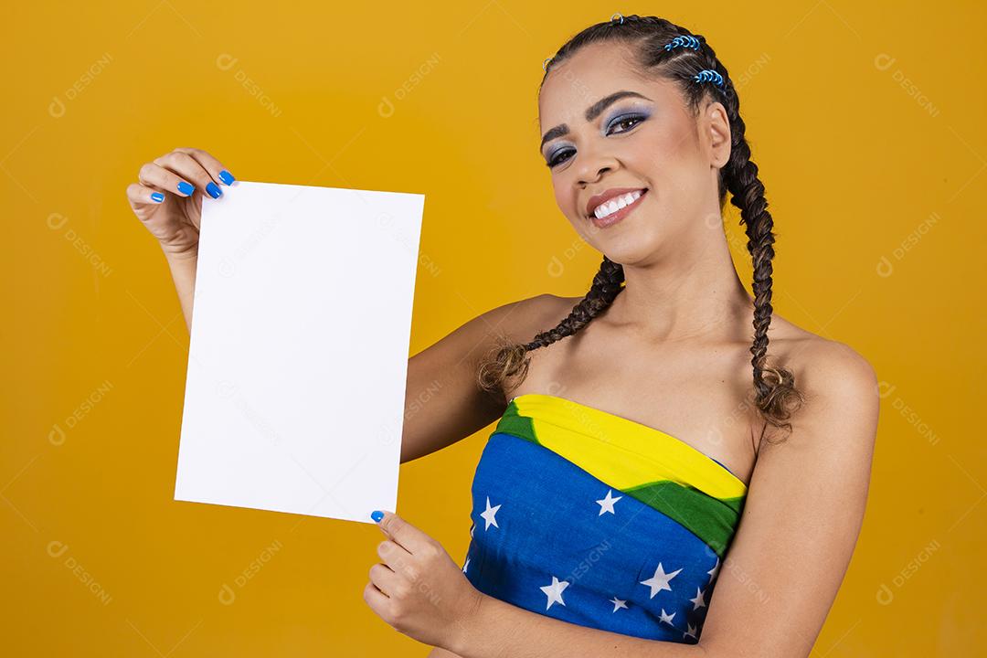 líder de torcida afro brasileira segurando um cartaz em branco com livre