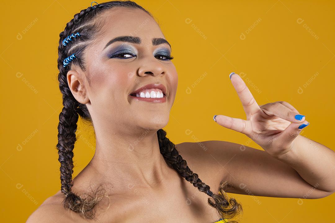 linda líder de torcida brasileira com penteado trançado e cor