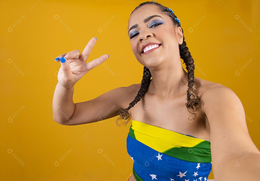 linda líder de torcida brasileira com penteado trançado e cor