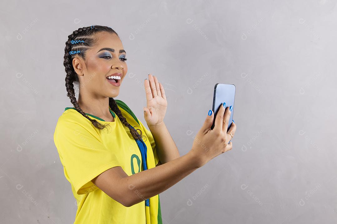 Mulher fã brasileira torcendo pelo brasil na copa do mundo 2022