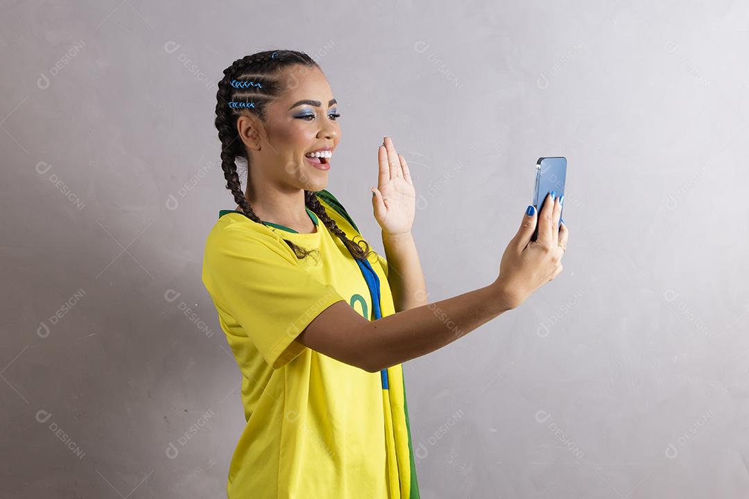 Mulher fã brasileira torcendo pelo brasil na copa do mundo 2022