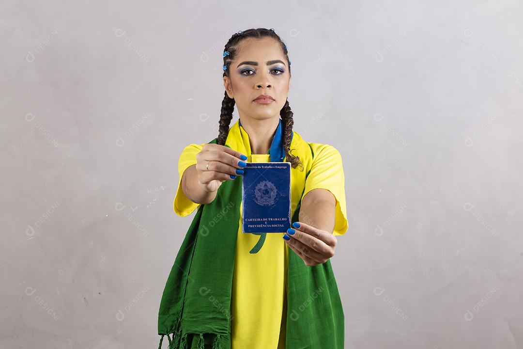 fã brasileiro segurando cartão de trabalho brasileiro