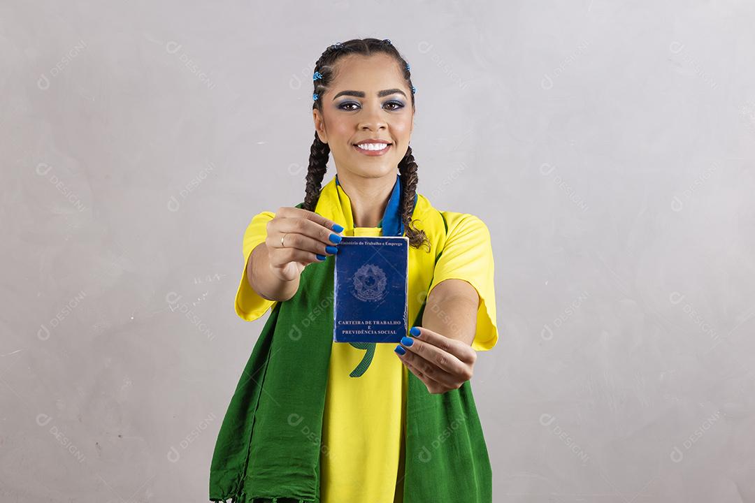fã brasileiro segurando cartão de trabalho brasileiro