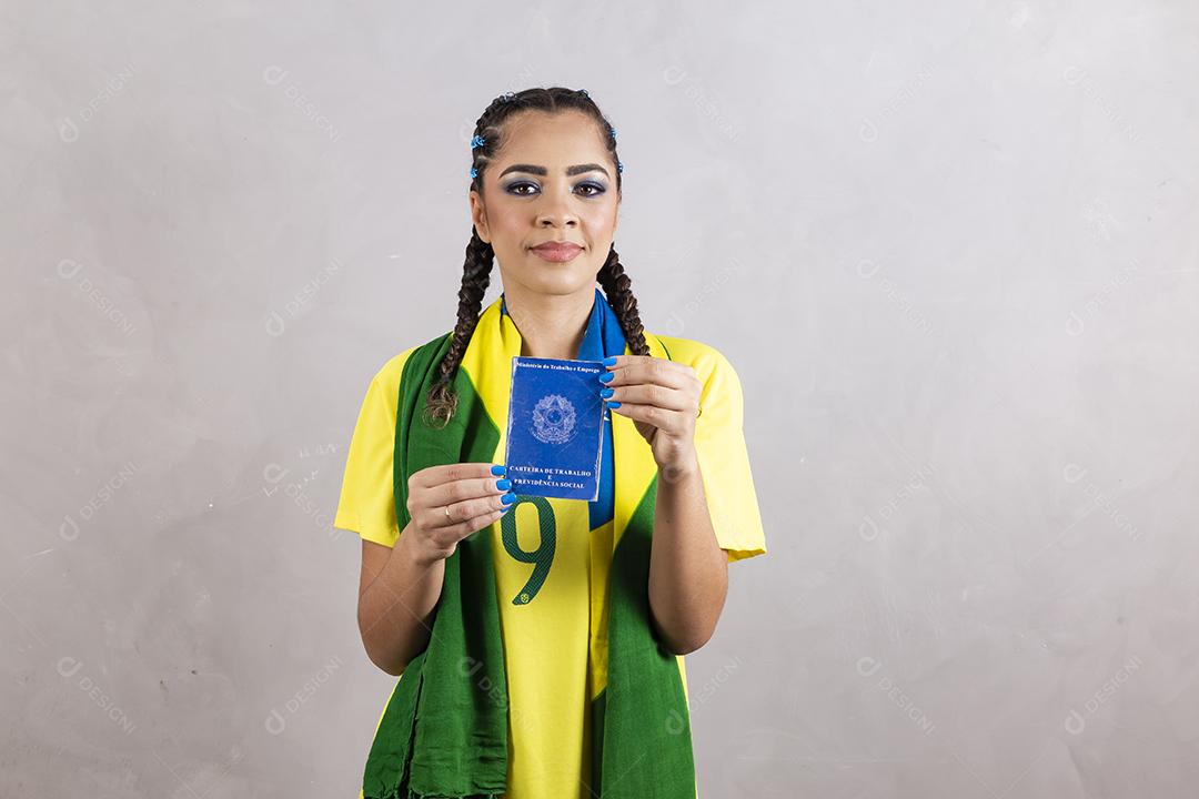 fã brasileiro segurando cartão de trabalho brasileiro